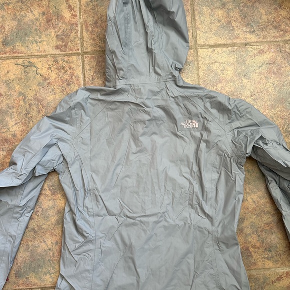 grey and light pink north face lightweight windbreaker with hood, size small - Picture 6 of 8